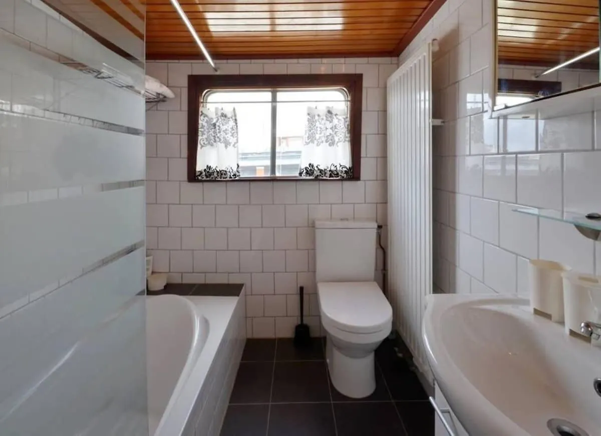 Houseboat Captain'S Quarters In Harbour Amsterdam Nizozemsko