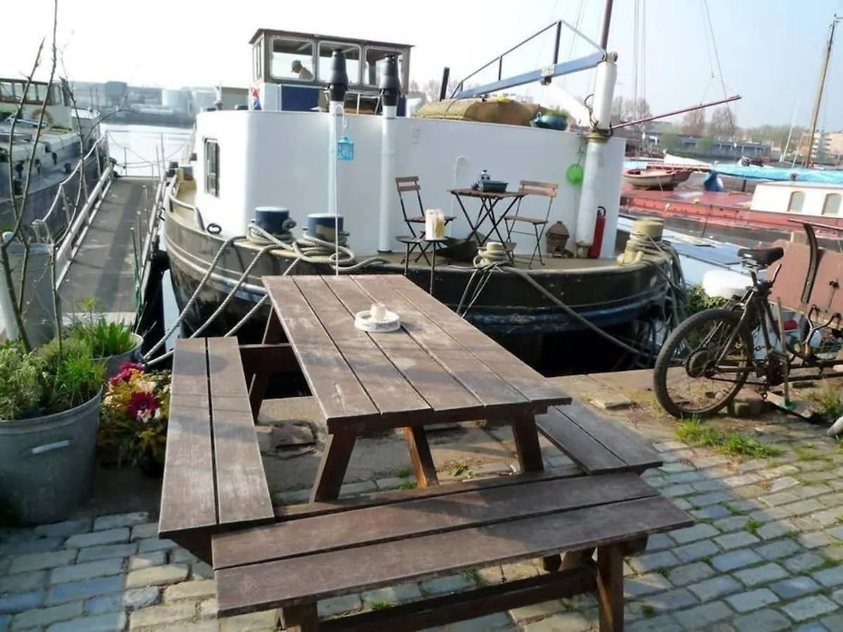 Botel Houseboat Captain'S Quarters In Harbour Amsterdam