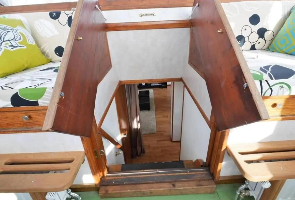 Botel Houseboat Captain'S Quarters In Harbour Amsterdam