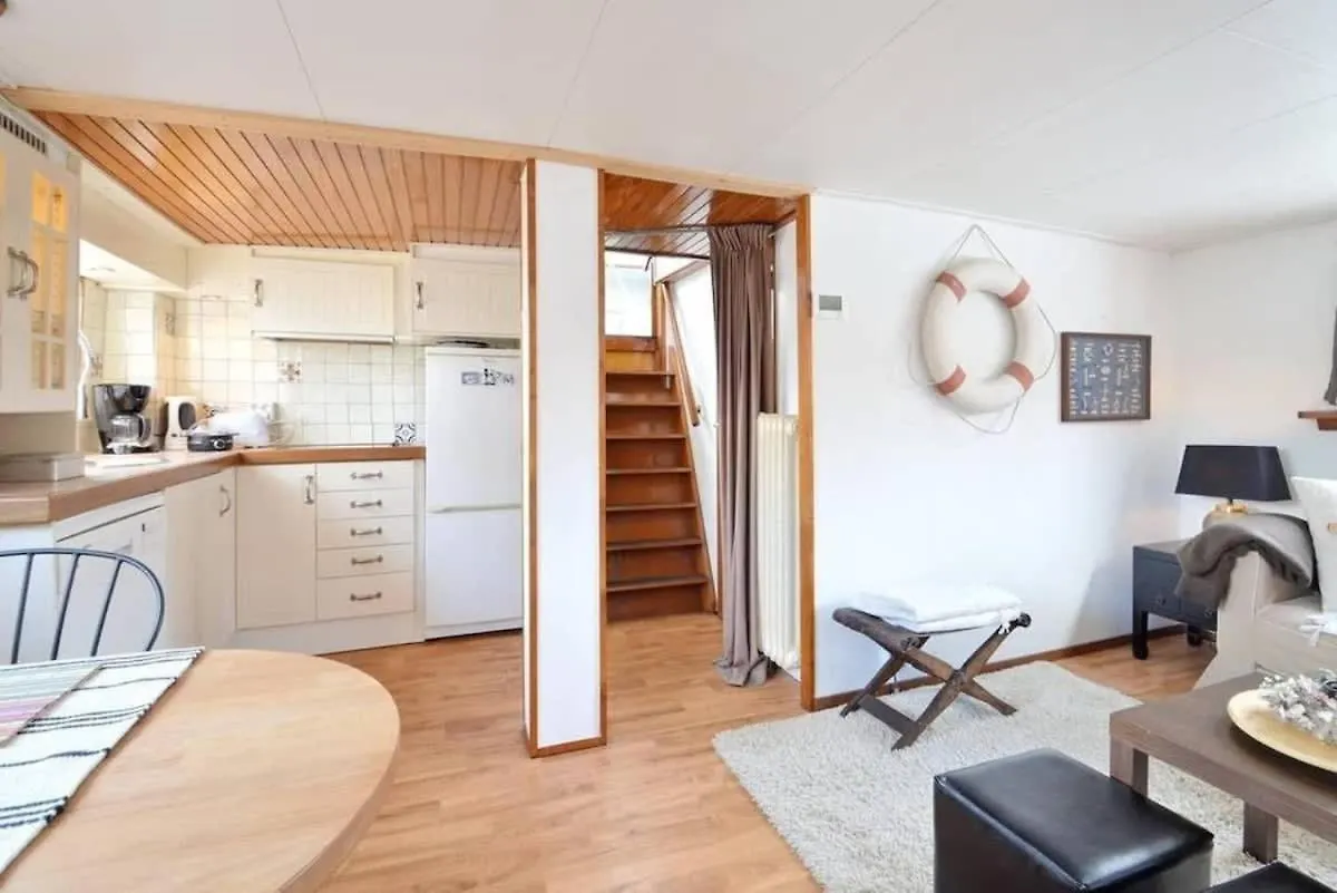 Houseboat Captain'S Quarters In Harbour Amsterdam