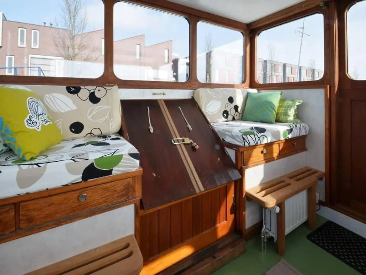 Botel Houseboat Captain'S Quarters In Harbour Amsterdam